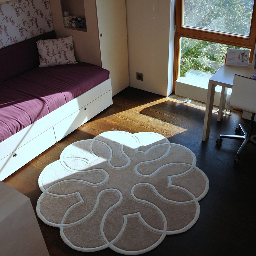 Hand tufted area rug for a bedroom